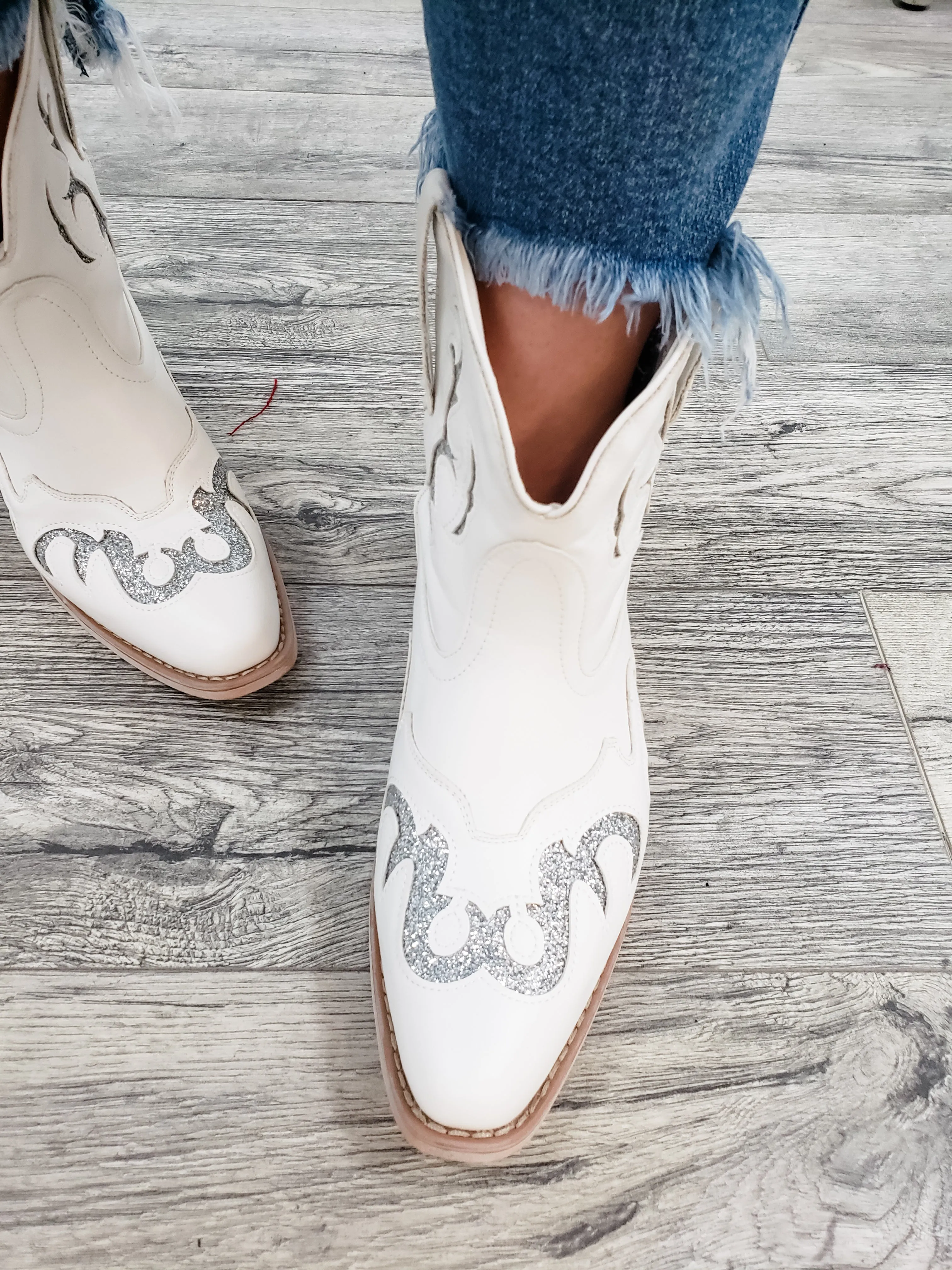 Pierre Dumas "Kaylee 2.0" Western Style Bootie (White)