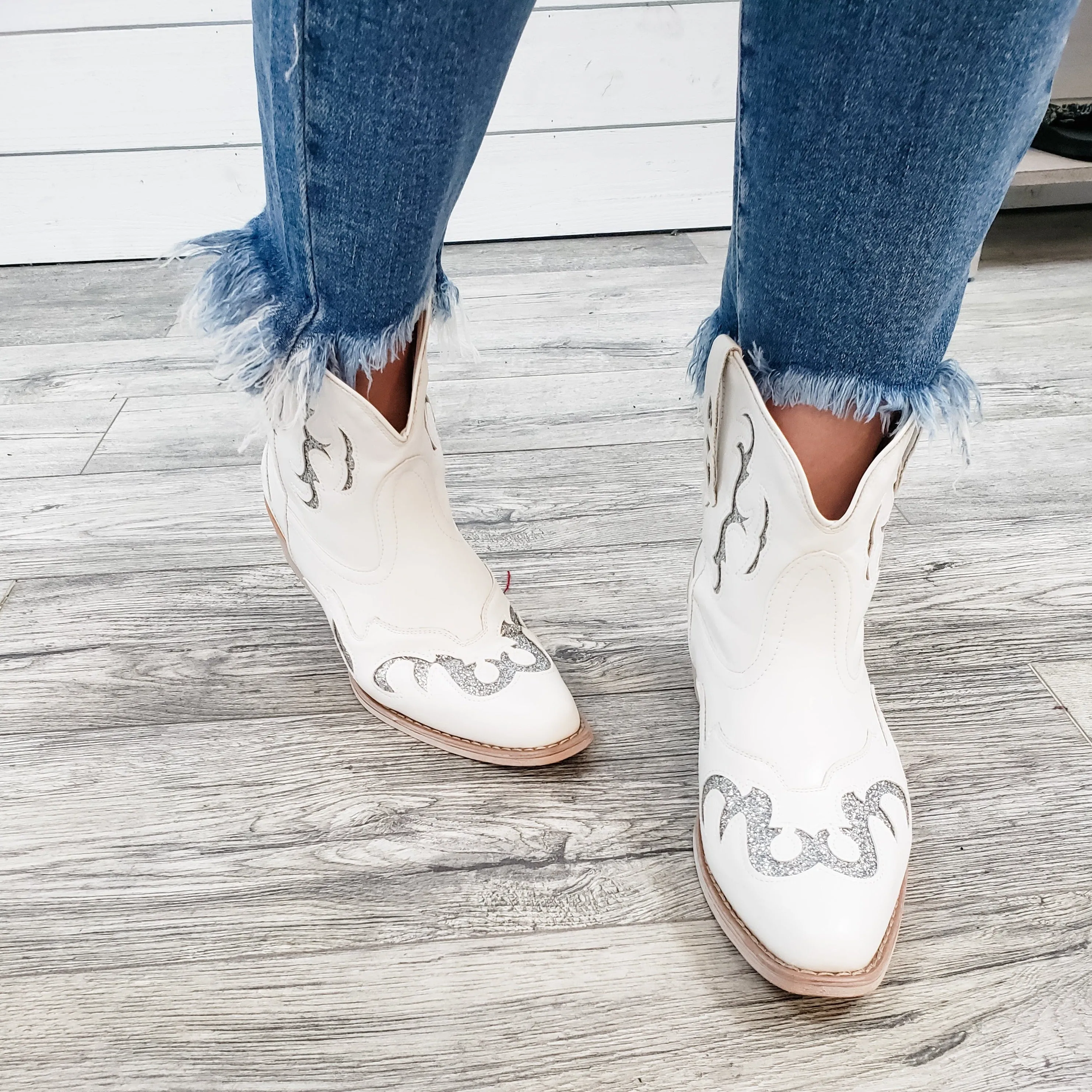 Pierre Dumas "Kaylee 2.0" Western Style Bootie (White)