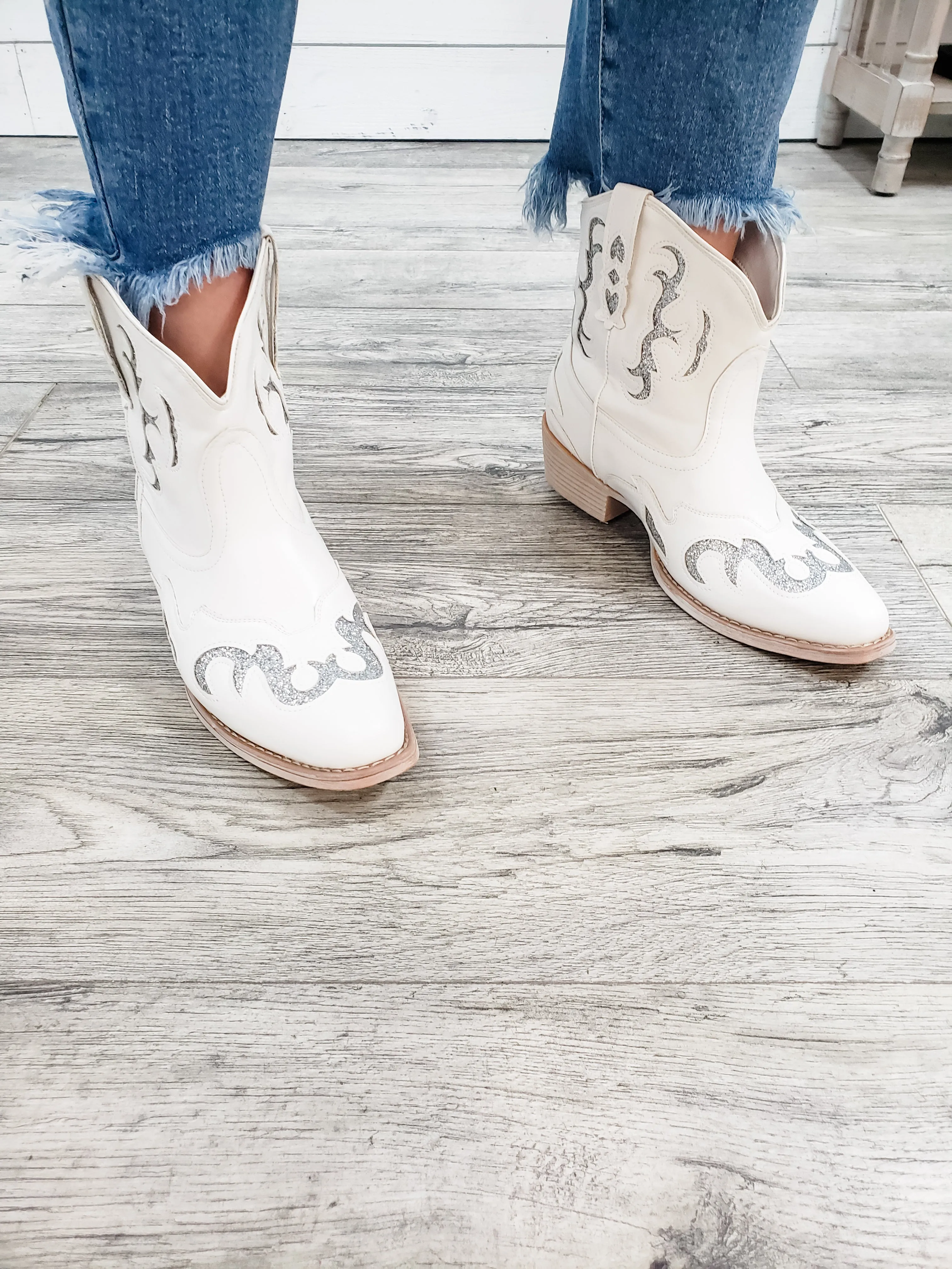 Pierre Dumas "Kaylee 2.0" Western Style Bootie (White)