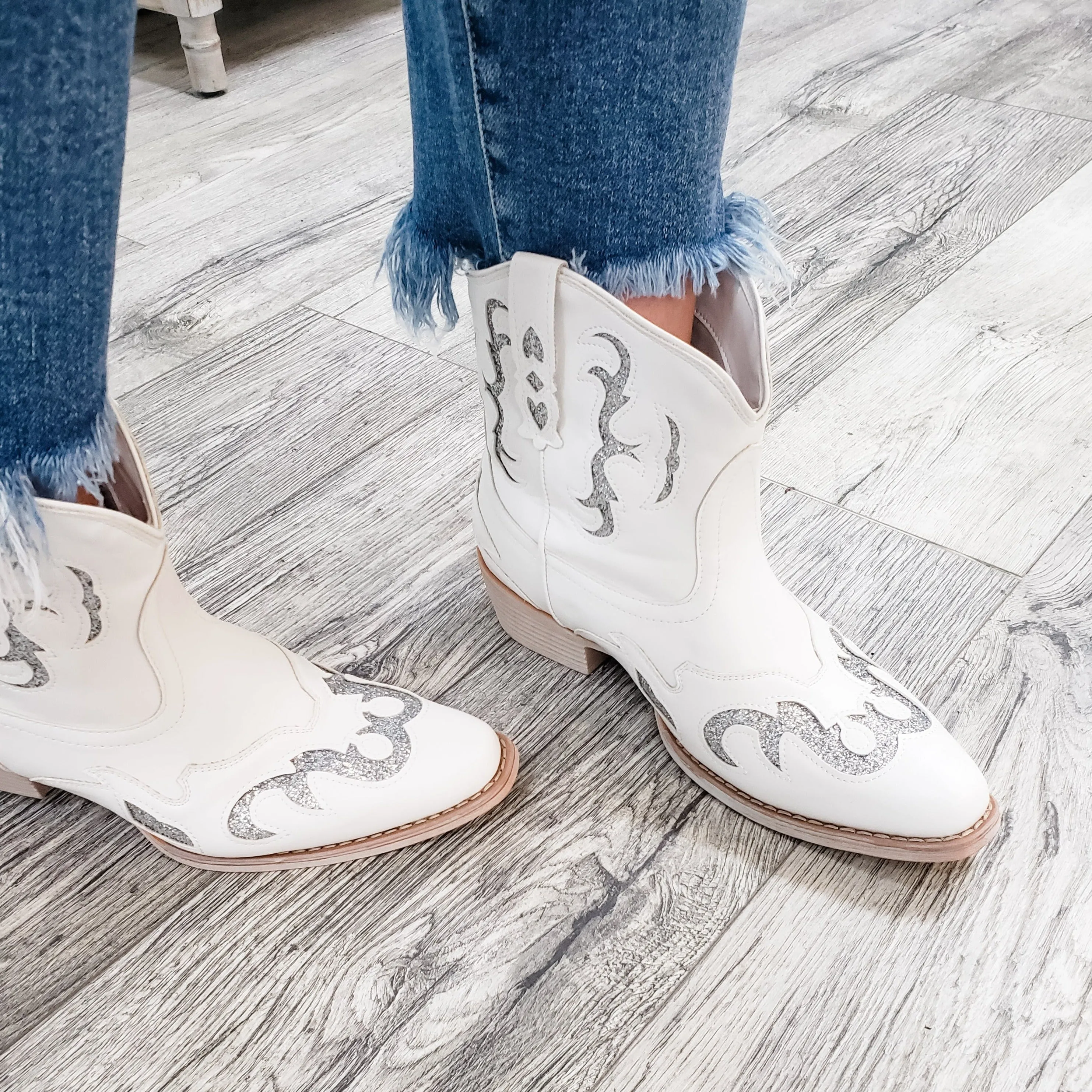 Pierre Dumas "Kaylee 2.0" Western Style Bootie (White)