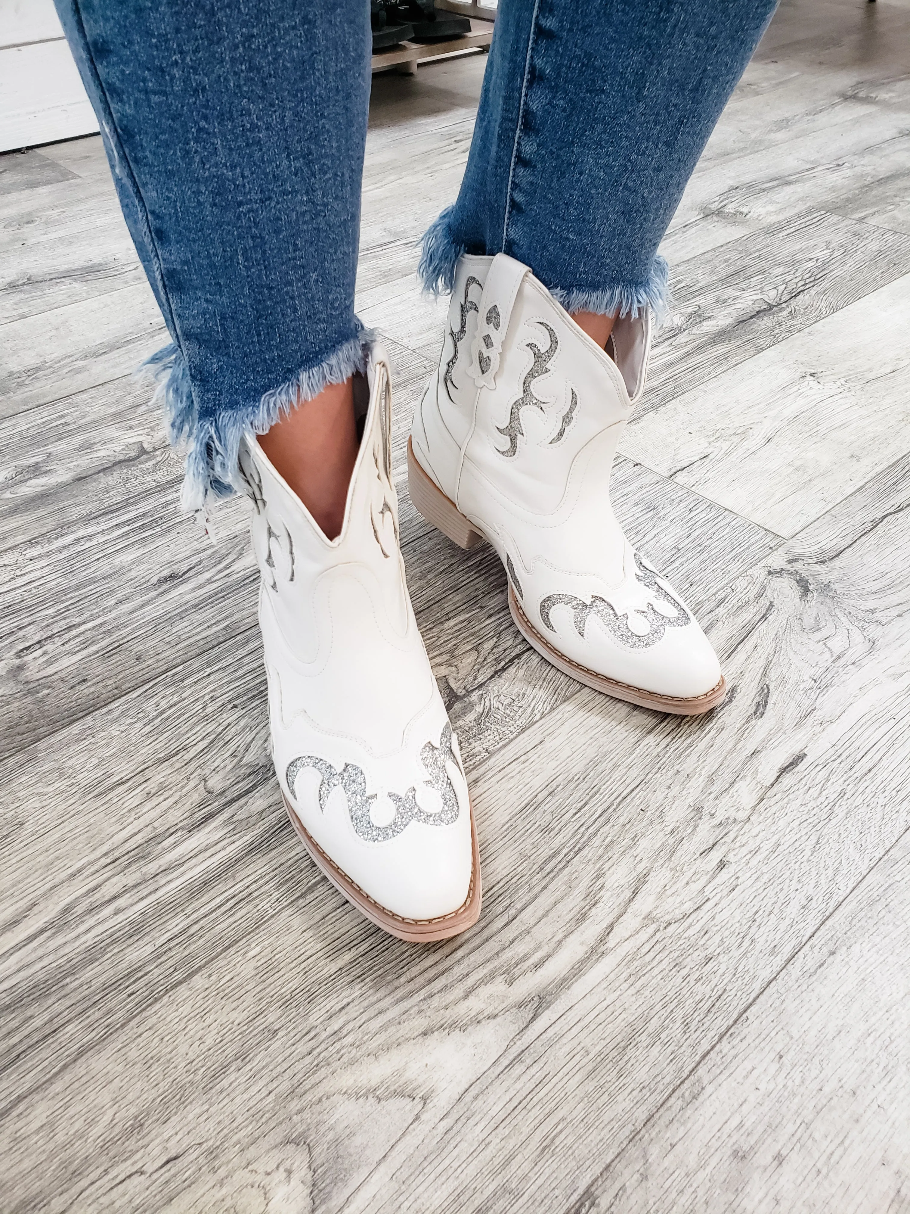 Pierre Dumas "Kaylee 2.0" Western Style Bootie (White)