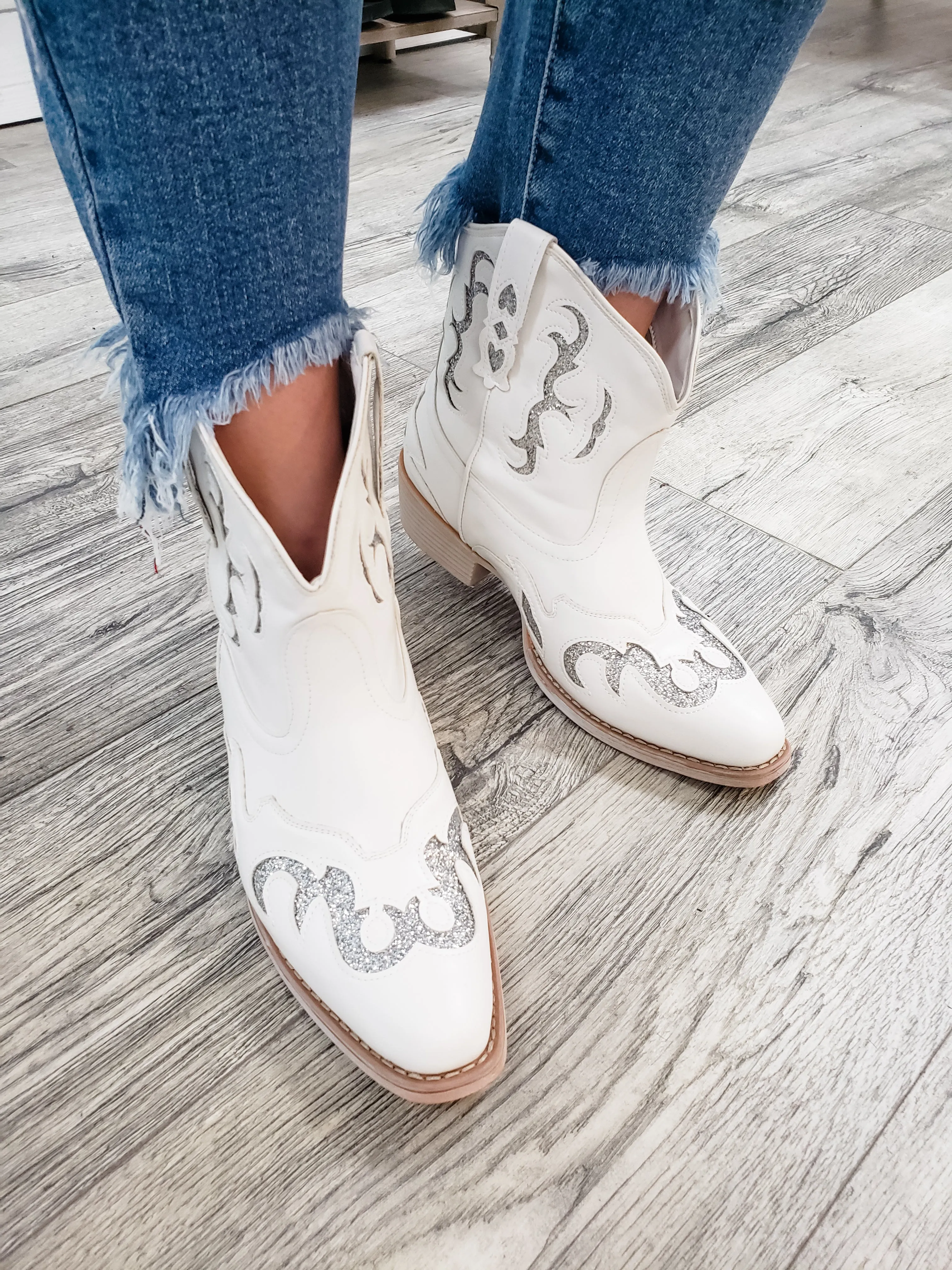 Pierre Dumas "Kaylee 2.0" Western Style Bootie (White)