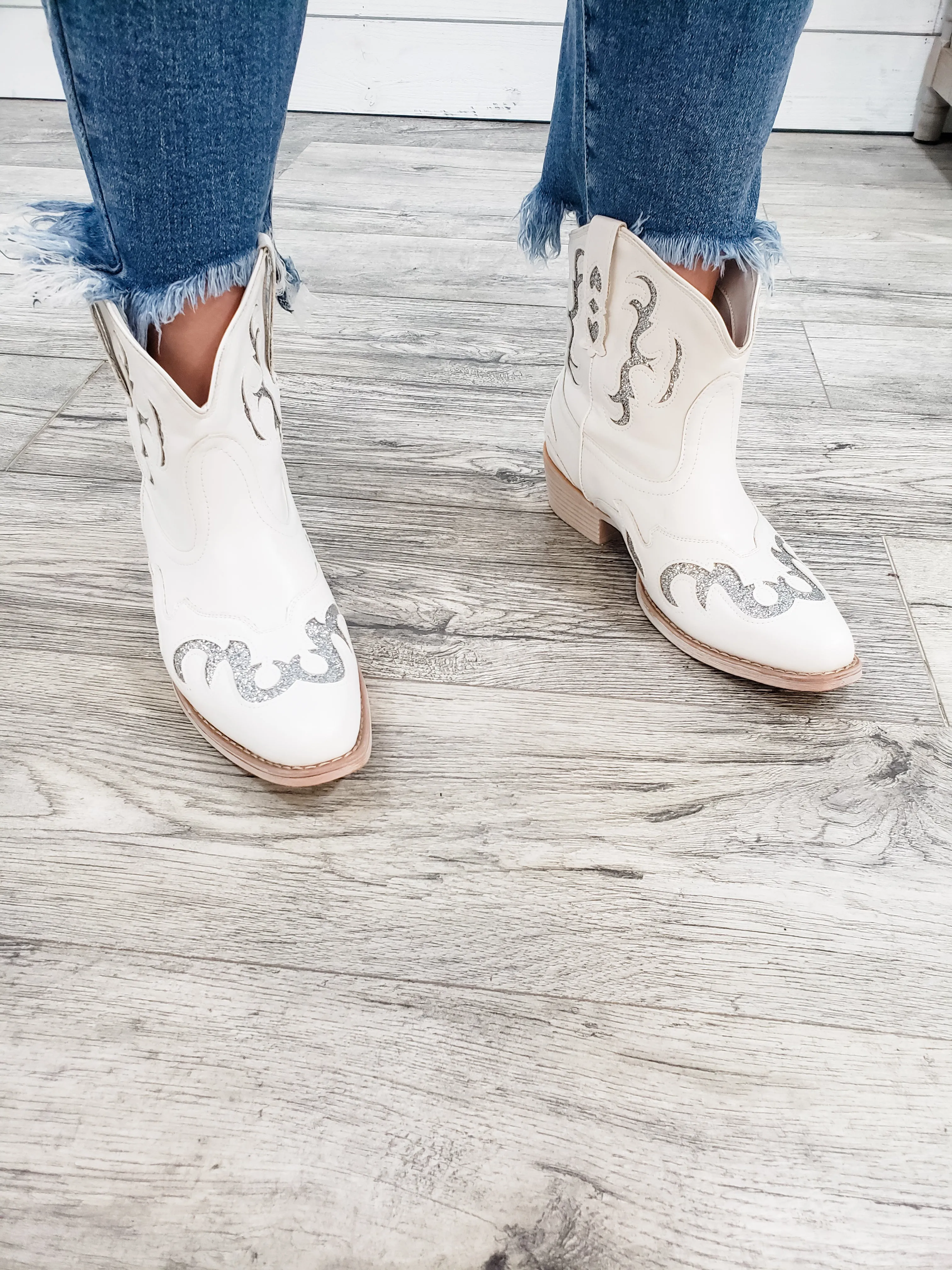 Pierre Dumas "Kaylee 2.0" Western Style Bootie (White)
